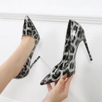 black-and-white-leopard-print-pumps-woman