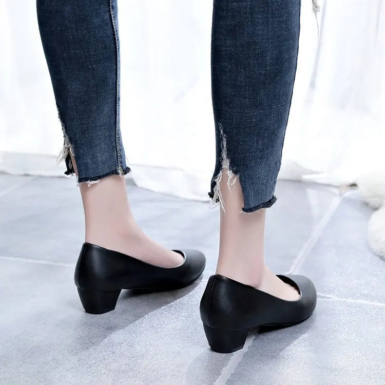black-low-heel-round-toe-pumps-woman-back