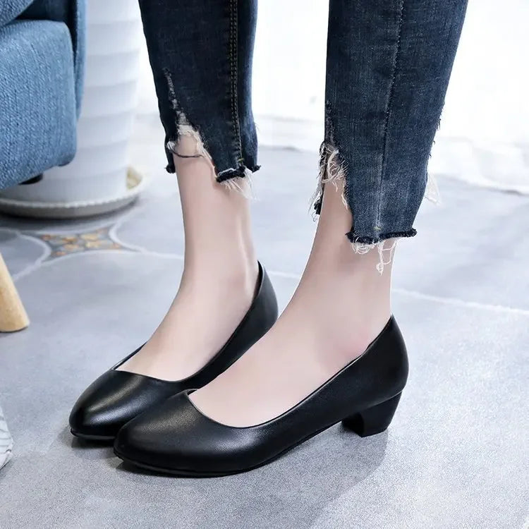 black-low-heel-round-toe-pumps-woman