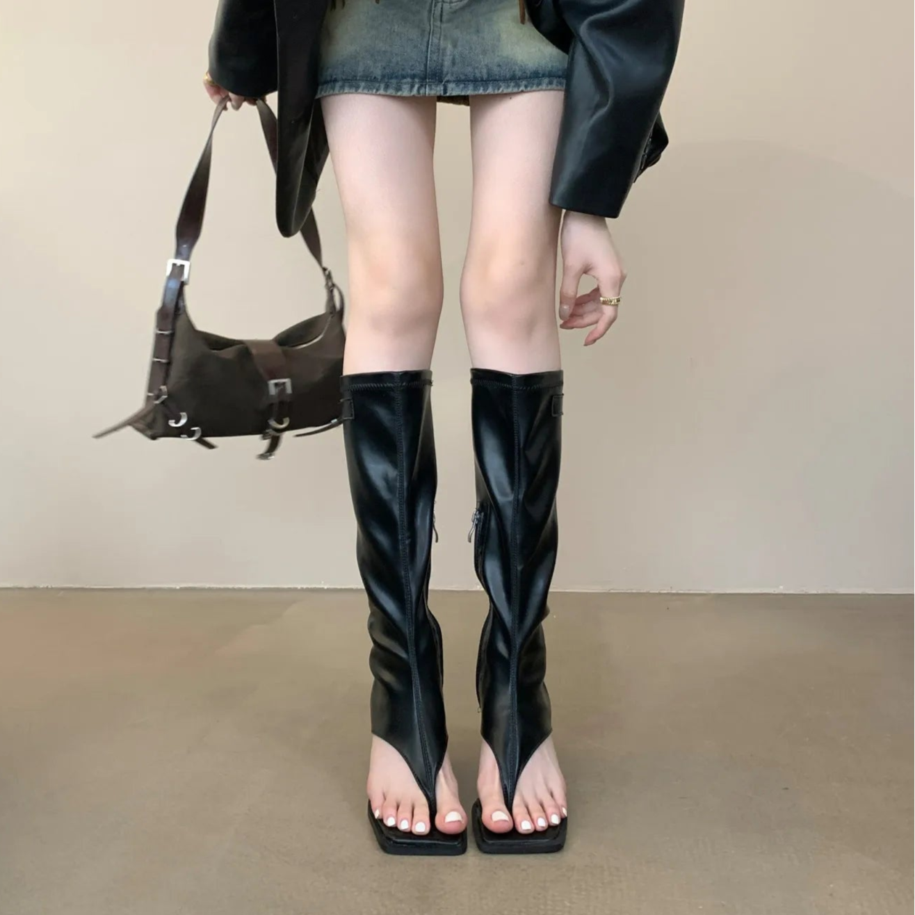 black-thong-heel-boots-front