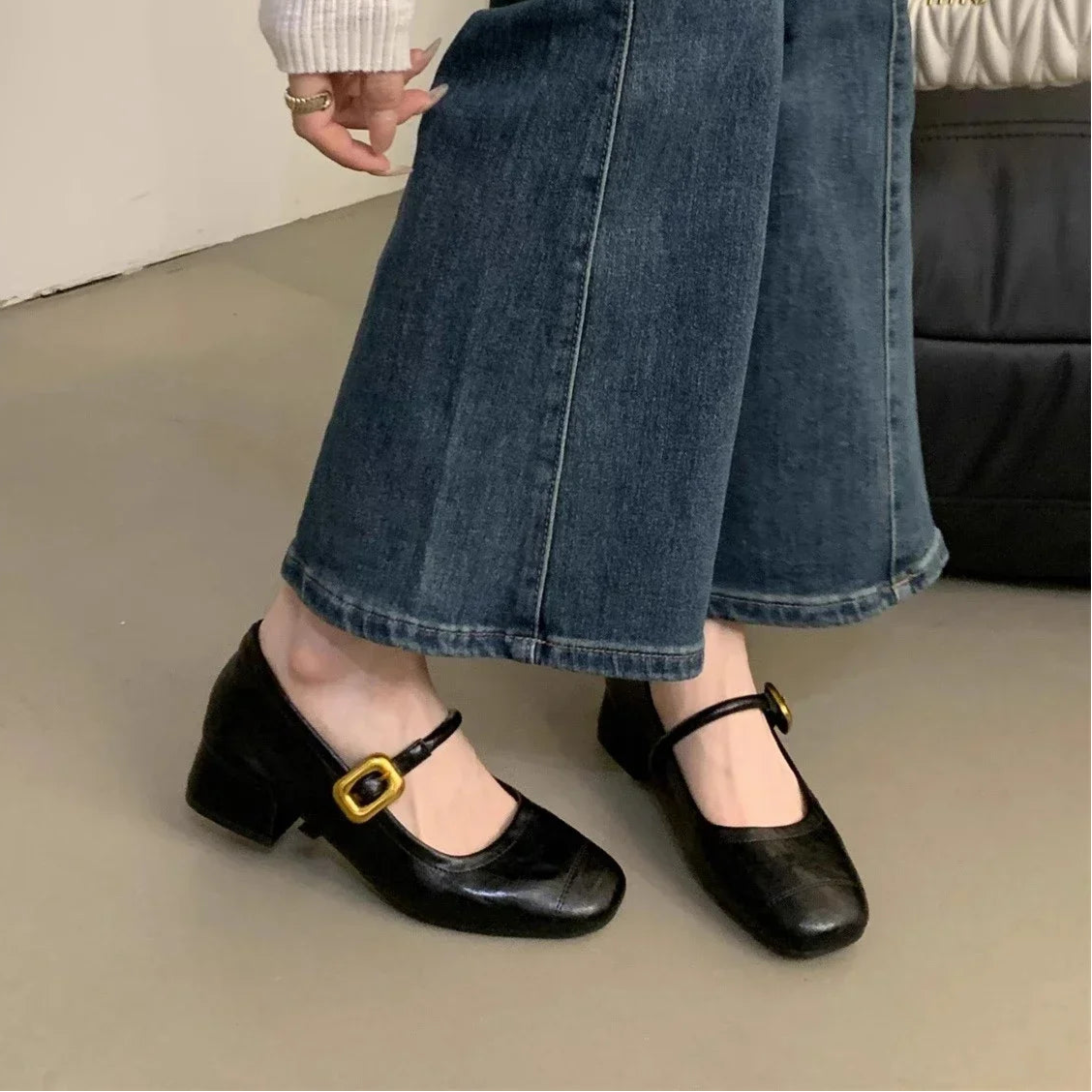 womens-summer-low-heel-vintage-mary-jane-shoes-pair-black